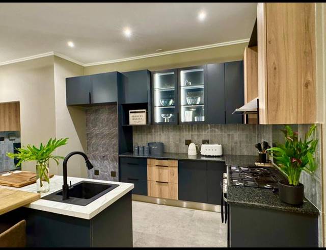 6 BEDROOM HOUSE FOR SALE IN MIDSTREAM ESTATE